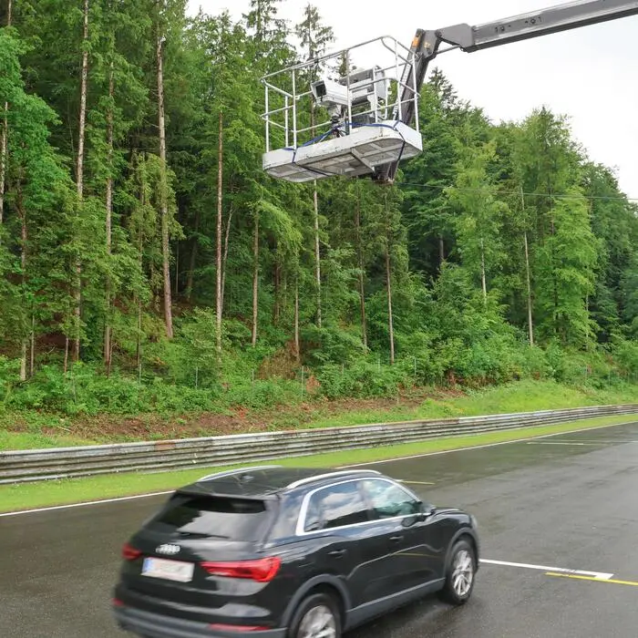 Ein Handyblitzer-Gerät über einem Fahrzeug