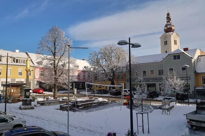 In Friedberg glitzert der Schnee sogar in der Sonne.