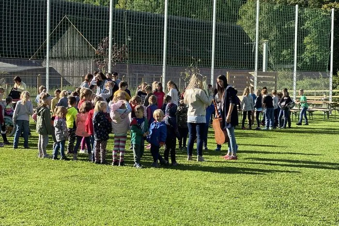 Bei der Eröffnung wurde der Spielplatz in Afling auch von Pfarrer Hans Fuchs gesegnet.