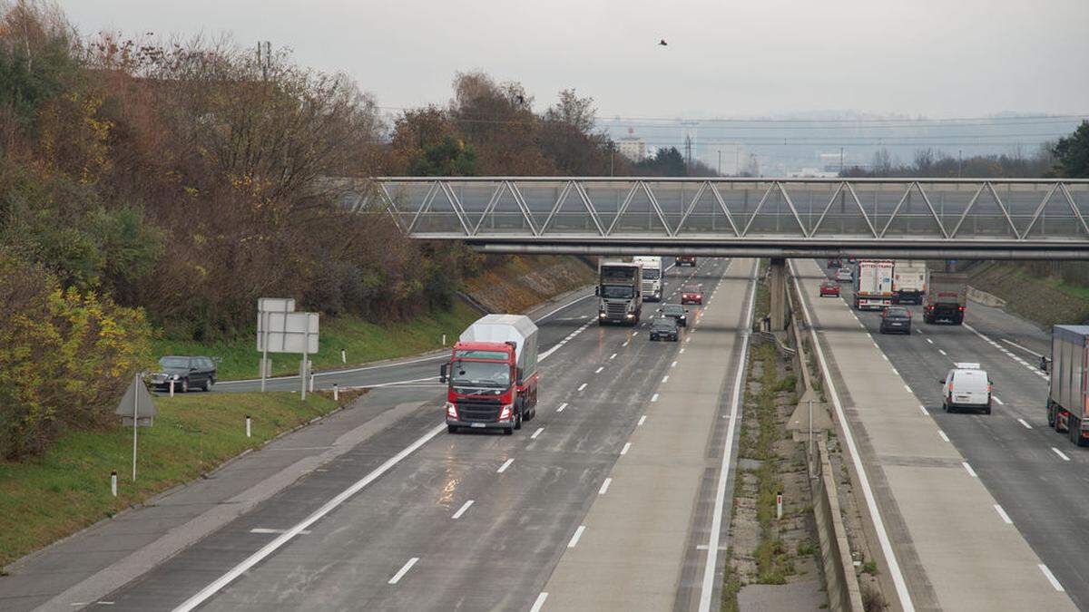 Die A2 wird am zwischen Graz-Raaba und Feldkirchen gesperrt. In dem Bereich wird eine neue Eisenbahnbrücke über die Autobahn errichtet