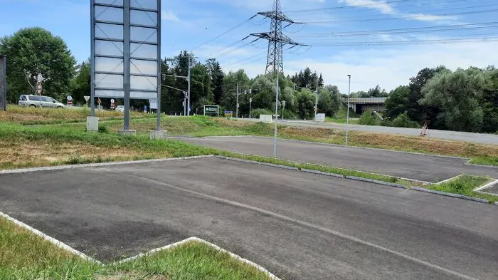 An der B68 in Wünschendorf wurde ein neuer Parkplatz errichtet, der rund 150 Fahrzeugen Platz bietet.