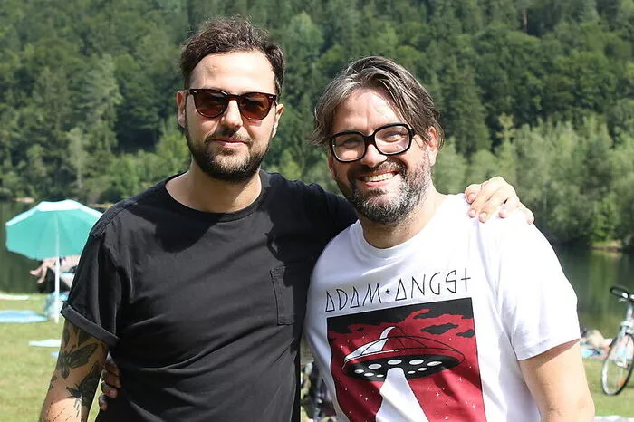 Regisseur Daniel Prochaska (links) mit Drehbuchautor Timo Lombeck. Dieser machte bei der Szene als Statist mit, er und seine Familie spielten Badegäste.