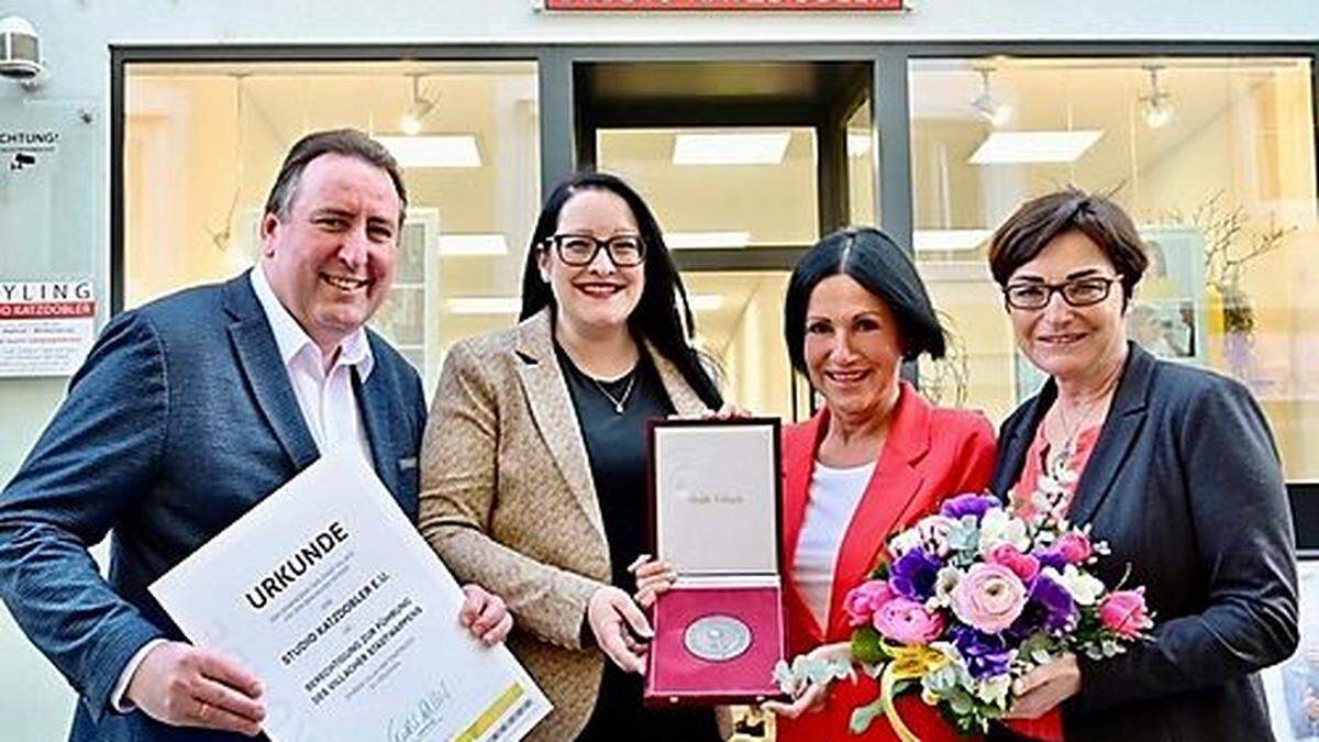 Silvia Katzdobler mit Landeshauptmann-Stellvertreterin Beate Prettner (re.), Vizebürgermeisterin Sarah Katholnig und Stadtrat Erwin Baumann