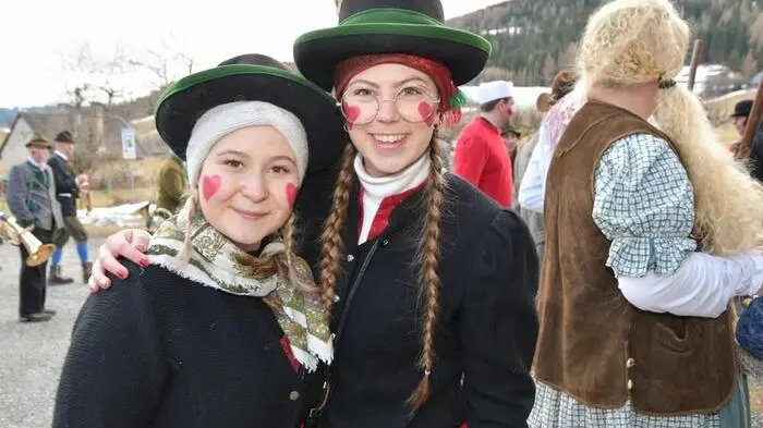 Der Rosenmontag, in der Region Murau auch der „damische Montag“, genannt, war für rund 75 Akteure vom Musikverein Winklern-Oberwölz und Freunde des Vereins ein besonderer Tag: Das Brauchtum des Faschingrennens wird in dieser Region seit Jahrzehnten gelebt, und zwar traditionell am Rosenmontag.