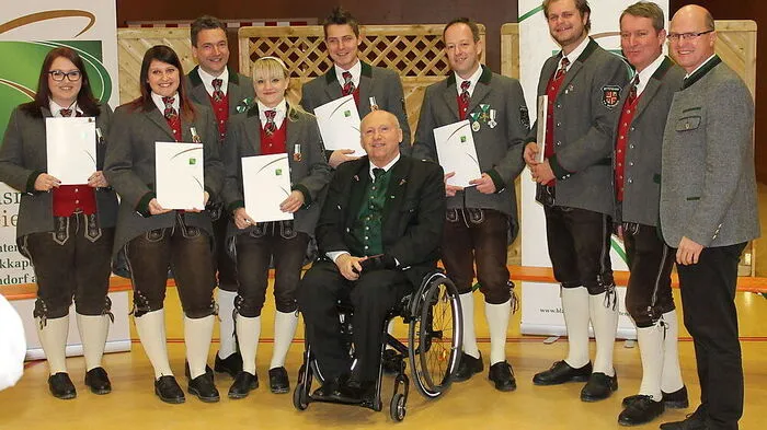 Die geehrten Musiker mit Bürgermeister Josef Haberl, Obmann Bernhard Posch, dem neuen Kapellmeister Christopher Koller, dem bisherigen Kapellmeister Herbert Maierhofer und Bezirksobmann Karl Hackl
