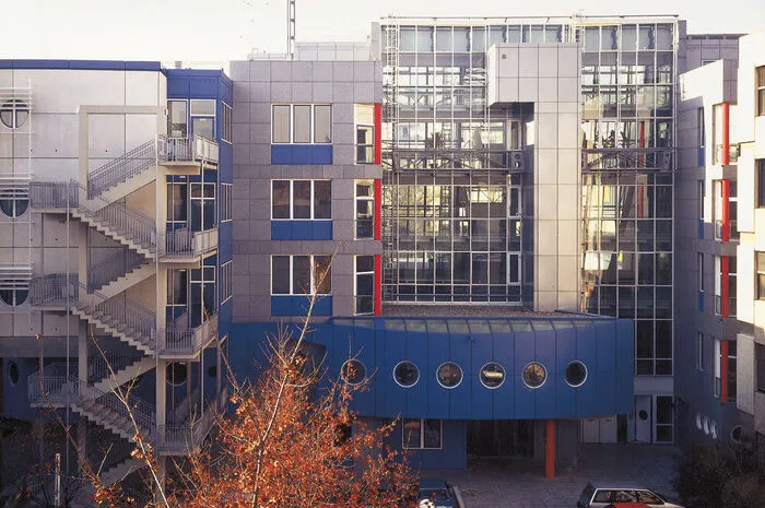 Den TU-Zubau in der Steyrergasse plante Domenig 1990 gemeinsam mit Hermann Eisenköck. Einen Zubau in der Lessingstraße wurde nach den Entwürfen des Architektenduos 1993 realisiert.