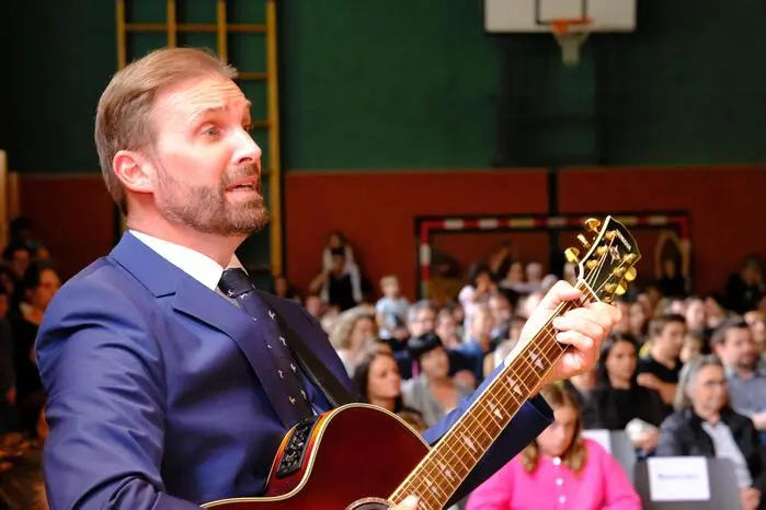 Volksschuldirektor Norbert Salcher griff selbst zur Gitarre