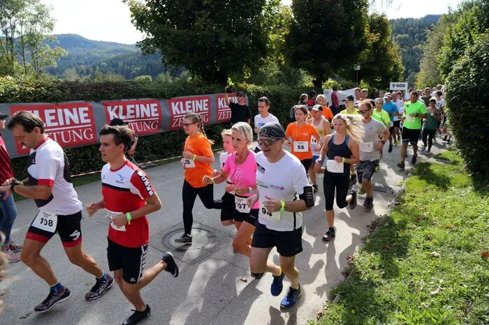 Die Teilnehmerinnen und Teilnehmer des Justizlaufes setzen sich in Bewegung ......