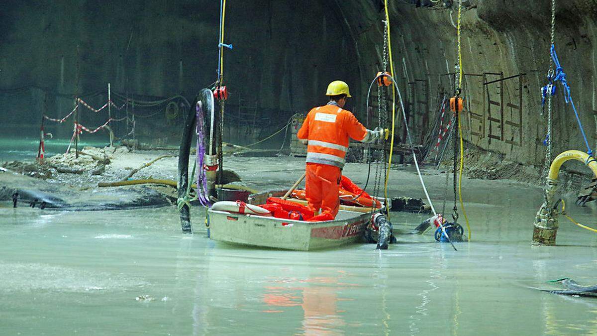 Bootsfahrt im Semmering-Basistunnel: Die Mineure arbeiteten im Juli Tag und Nacht, um den Wassereinbruch zu bewältigen