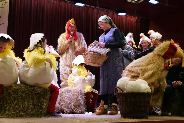 Hahn Paul Demschar, Bäurin Stefanie Obereder und viele  Hühner der Klasse A. 