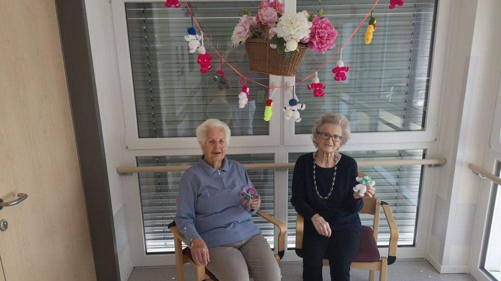 Olga Schratzer und Gertrud Bodner aus dem Altenheim Sonnenhang fertigen ganz besondere Glücksbriger