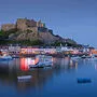Von Mont Orgueil Castle auf Jersey hat man einen wunderbaren Blick auf das Städtchen Gorey und die Boote im Hafen