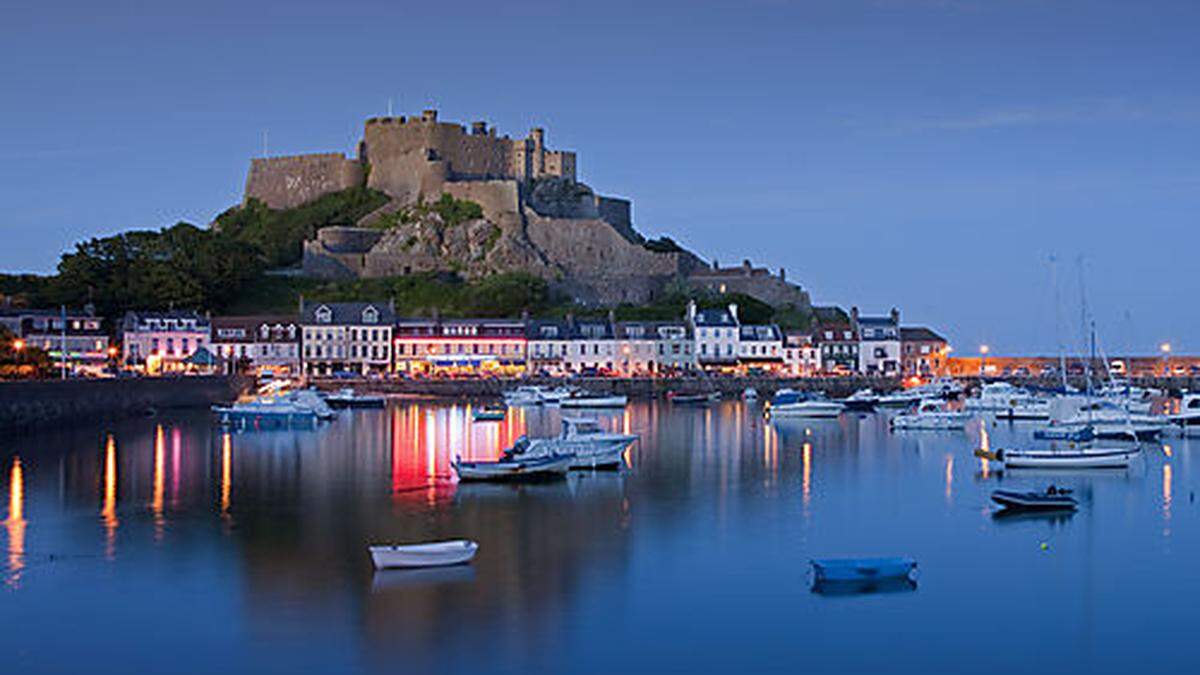 Von Mont Orgueil Castle auf Jersey hat man einen wunderbaren Blick auf das Städtchen Gorey und die Boote im Hafen