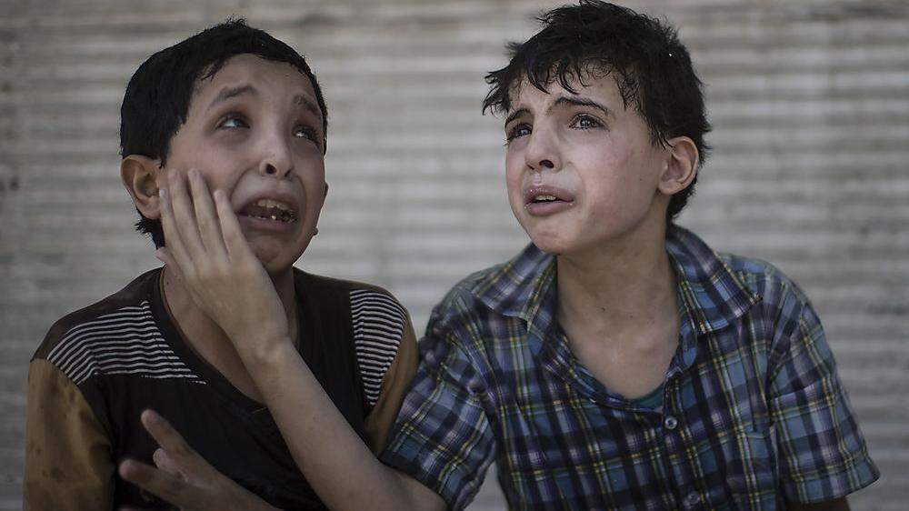Zeid Ali, 12 Jahre (links), und Hodayfa Ali, 11 Jahre, trösten sich: Ihr Haus war bei den Kämpfen zerstört worden, Angehörige möglicherweise getötet oder verletzt.