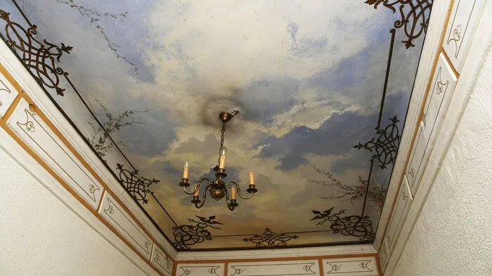 Im Alten Stiegenhaus begrüßt ein leuchtend blauer Himmel als gut erhaltenes Deckenfresko die künftigen Bewohner.