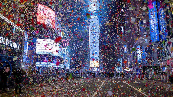 Die US-Millionenmetropole New York hat das neue Jahr traditionell auf dem Times Square begrüßt - doch wegen der Corona-Pandemie blieb der berühmte Platz in Manhattan erstmals seit Jahrzehnten an Silvester für die Öffentlichkeit gesperrt.