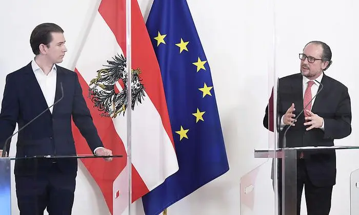 Sebastian Kurz übergibt die Kanzlerschaft an Alexander Schallenberg.