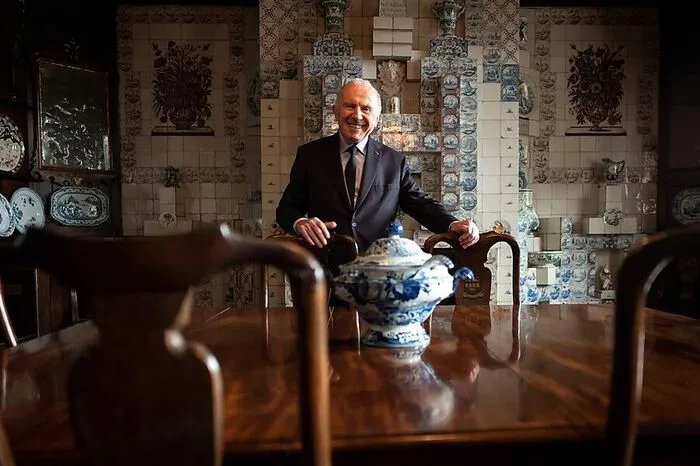 Das Haus ist heute im Besitz der Stadt Paris. Die Renovierung wurde aber durch eine finanzielle Zuwendung des Geschäfsmanns Francois Pinault möglich. Hier posiert der Mäzen im Hauteville House.