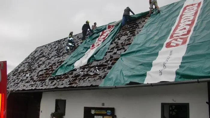 Schwere Unwetter sind am Montag über der Steiermark hinweggezogen. Im Bezirk Deutschlandsberg war vor allem das Gebiet um St. Ulrich im Greith betroffen. Auch hier zerstörte Hagel einige Dächer.