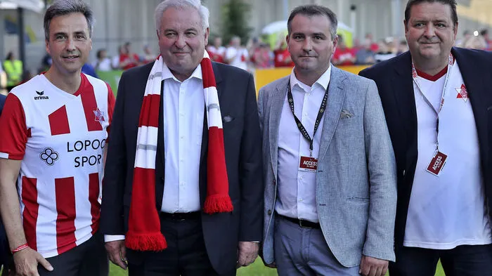 Der Meilenstein: Im Juni des Jahres feierte Harald Rannegger gemeinsam mit Manager Matthias Dielacher, Landeshauptmann Hermann Schützenhöfer und Bürgermeister Sigfried Nagl (von links) die Rückkehr in den Profifußball