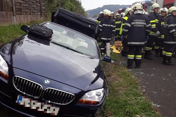 Aus ungeklärter Ursache war der Lenker mit seinen Pkw  von rechts von der Fahrbahn abgekommen und seitlich auf der Böschung stehen geblieben. Die Person konnte nicht mehr von alleine aus den Pkw ins Freie gelangen.