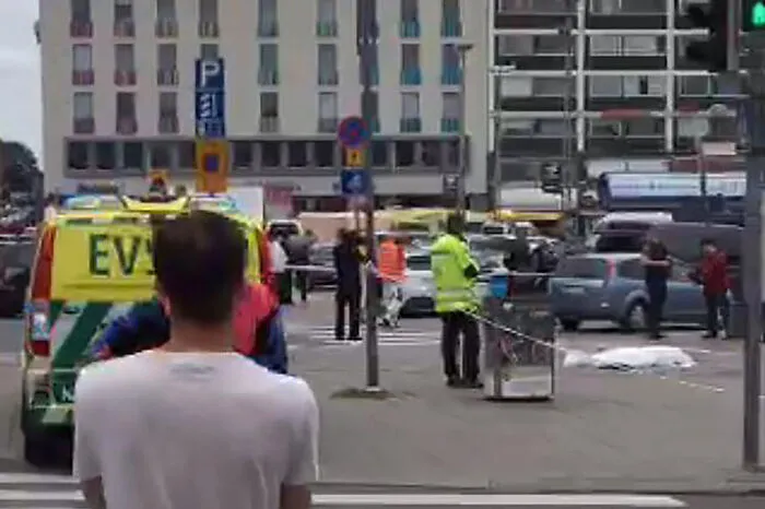 Fotos zeigen einen mit einer Plane abgedecken Körper auf dem Boden liegen.