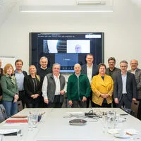 Die Mitglieder des Koordinationsgremiums Versorgungssicherheit stehend nebeneinander bei der konstituierenden Sitzung in den Räumlichkeiten des Gesundheitsfonds Steiermark