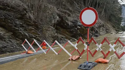 Die Straße bleibt weiterhin einspurig befahrbar