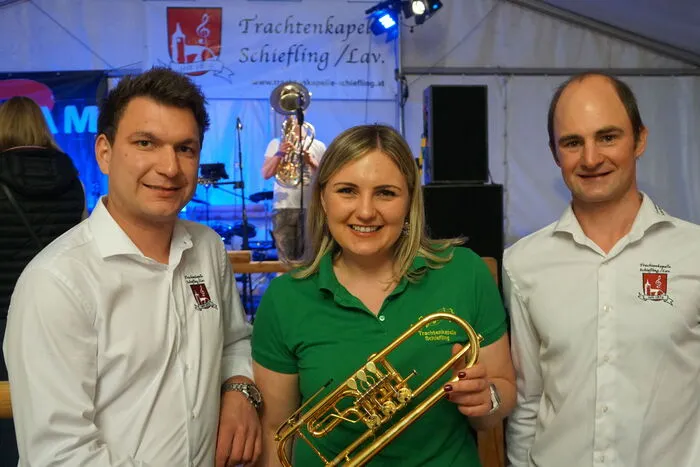 v.l.n.r.: Kapellmeister Florian Poms, Elisabeth Streißnig, Obmann Christoph Baumgartner