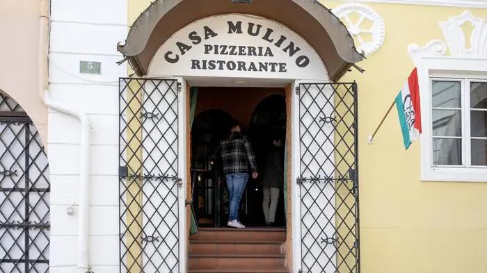 Nach 14 Monaten hat die beliebte Pizzeria Casa Mulino am Hartberger Hauptplatz wieder geöffnet – ein Bravo-Bravissimo für den neuen Inhaber Ionel Tudor und seinem Pizzabäcker Raffaele Sacra aus Neapel, damit bereichert er die traditionelle Gastroszene in der Hartberger Innenstadt.