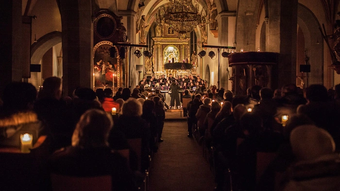 Der Singkreis Thürn lud am Marienfeiertag zum Benefiz-Adventsingen in die Pfarrkirche St. Marein. 