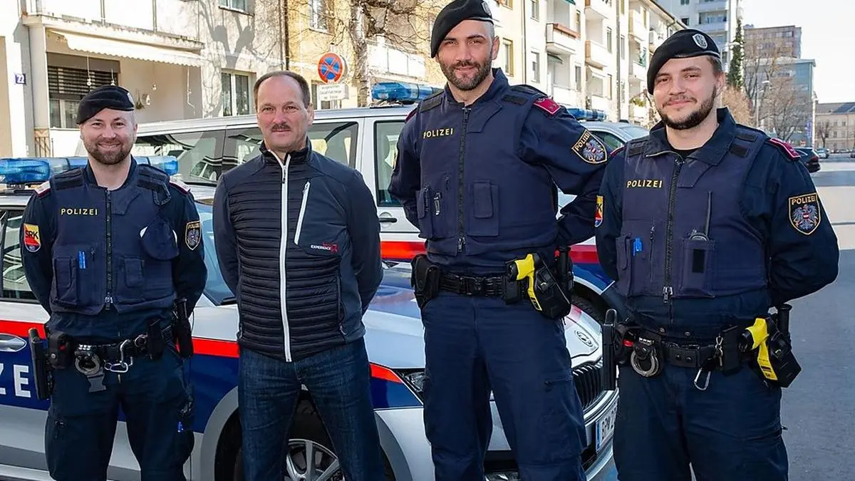 Der Feldkirchner (2. von links) mit SIG-Abteilungsinspektor Lenzi (li.) und dessen Kollegen Manuel und Georg (re.)