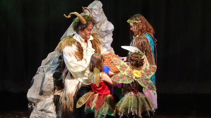 Eine Panflöte, die von oben harabschwebte, überbrachten die kleinen Elfen Faune und Waldtire dem Hirtengott Pan...
