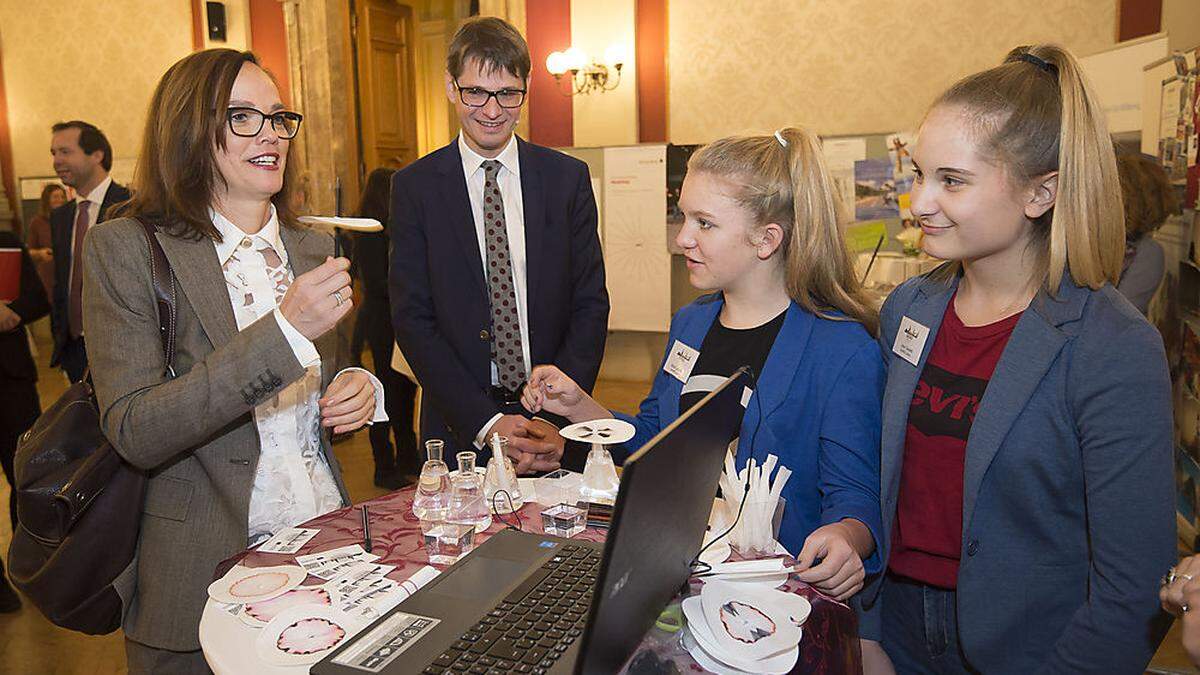 Ministerin Sonja Hammerschmid mit Jana Oswald und Maria Labudik 