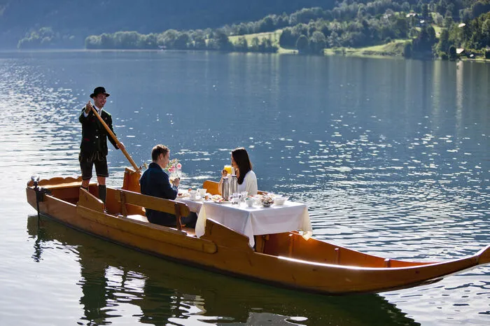 Schon James Bond war auf einer Plätte in geheimer Mission unterwegs. Beim Plättenfrühstück hat man es „cool“ (unbedingt vorab reservieren). Infos beim Seehotel Grundlsee.