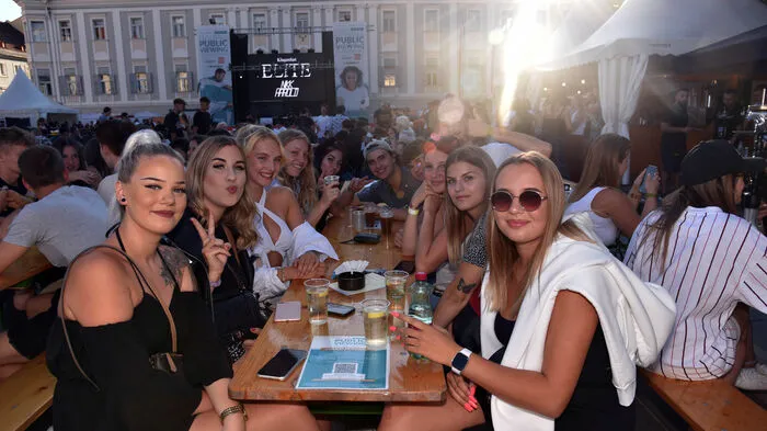 Bei lauter Hip Hop und R'n'B-Musik ging am Freitagabend am Neuen Platz in Klagenfurt die erste große, vorab angemeldete Party über die Bühne.