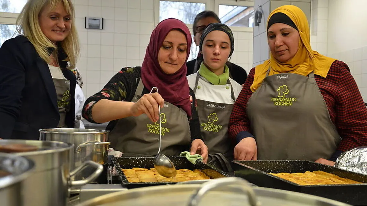 Ein Stück gelebte Integration: die Teilnehmer des Projektes beim Zubereiten von Baklawa