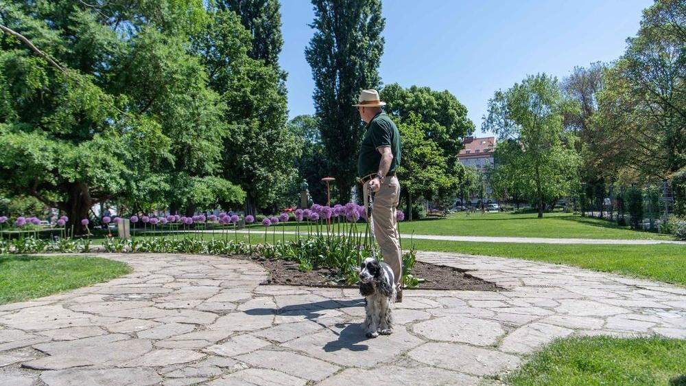 Stadtspaziergang von Christian Weniger und Hund Paula durch den Volksgarten