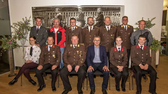 Chrissi Veider, Peppi Tönig, Markus Tönig, Franz Hopfgartner, Madita Unterlercher und Thomas Grimm (vorne von links). Philipp Kleinlercher, Sigi Kristler, Michael Köll, Erik Engel, Gernot Ortner, Johann Obererlacher und Markus Veider (hinten von links)