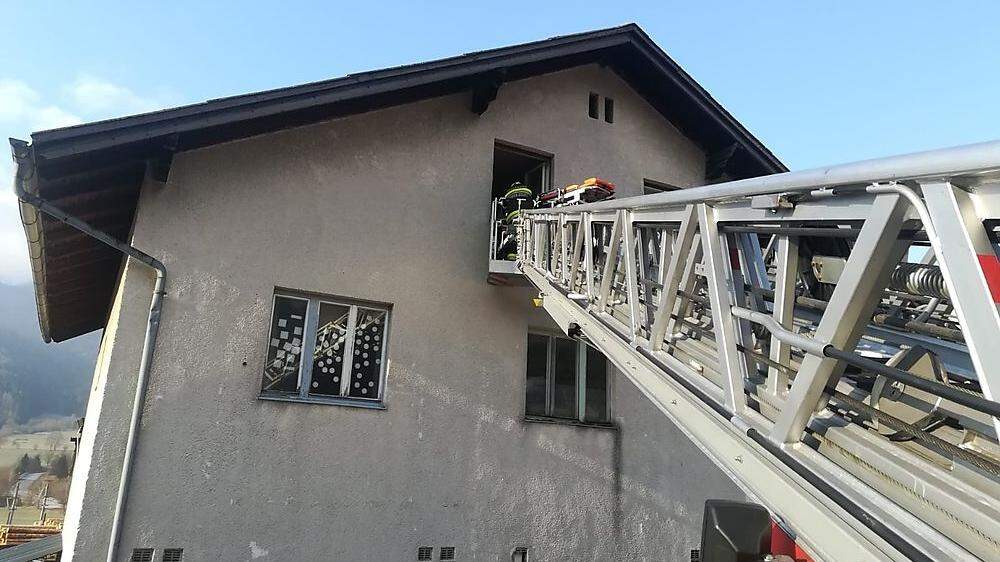 Die Feuerwehr barg die Person aus dem zweiten Stock 