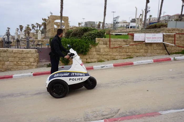Für Kontrollfahrten in der Stadt nützt die Polizei in Tel Aviv hochgetunte Segways. Auf den zweiachsigen, dreirädrigen Gefährten können bis zu zwei Polizisten transportiert werden.