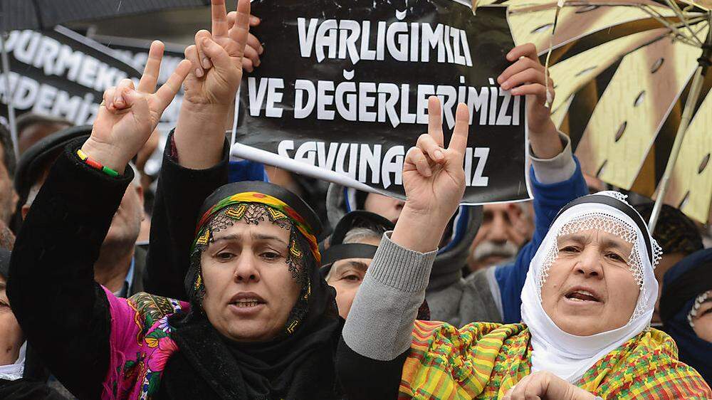 Viele Kurden leben jetzt schon in EU-Ländern und machen von hier aus gegen die türkische Regierung in Ankara mobil. Die Visumspflicht könnte Kurden, die noch in der Türkei leben, die Flucht erleichtern