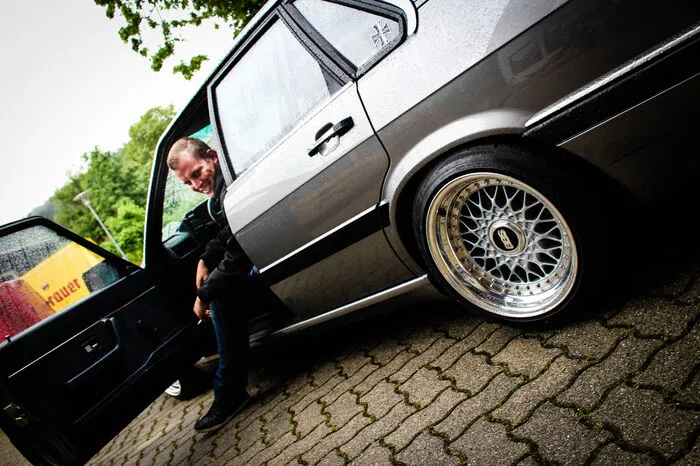 Patrick Häusermann, 29, Aargau, Schweiz, Montageleiter Metallbau„Meinen Audi 90 habe ich vor sechs Jahren von einem Opa gekauft, mit nur 85.000 Kilometern! Ich habe noch einen Golf 2, der aber schon seit vier Jahren in der Garage steht. Die Karosserie vom Audi war völlig ok, am Dach ist er sogar noch original lackiert. Für das restliche Auto haben wir die Farbe extra mischen lassen, damit sie genauso aussieht wie ursprünglich. Bei einem Auto wie diesem legt man Wert auf Originalität und nicht auf Tuning. Sogar die Felgen sind von Audi und sehr schwierig zu bekommen.“
