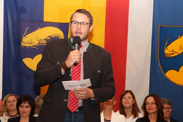 Der DG-Obmann Robert Klammer führte durch den Liederabend.