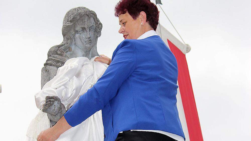 Wie alle Jahre wird Renate Koch am Morgen des Pfingstmontages der Statue das Kleid überziehen 