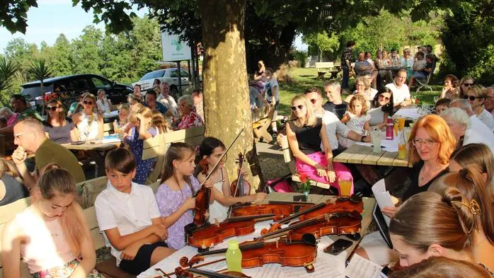 Im vollbesetzten Gastgarten, bei strahlend blauem Himmel und sommerlichen Temperaturen fand die vierte und letzte Open Air-Veranstaltung aus der Konzertreihe der Musikschule Ligist im Gasthaus Schilcherhof statt. 