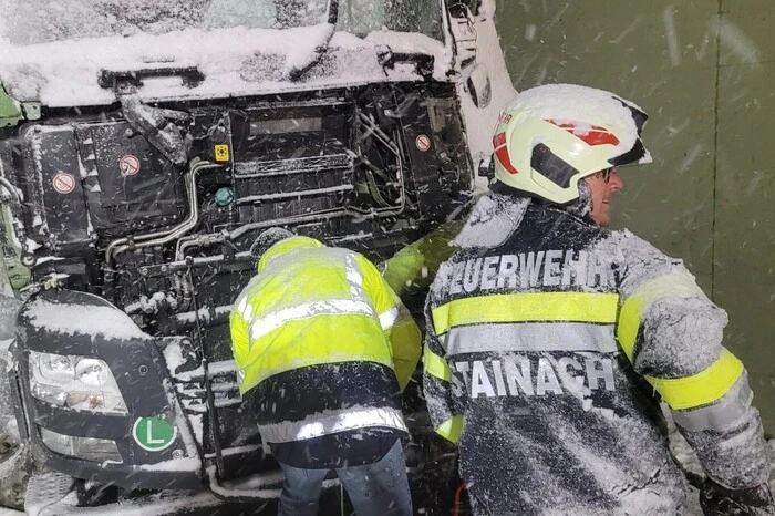 Auf der B 320 in der Wanne Stainach stießen in der Früh zwei Lkw seitlich zusammen, ein dahinterfahrendes Auto krachte beim Ausweichen gegen die Betonwand