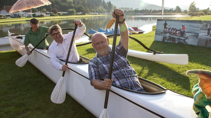 Helmut Kutej (Bleiburger Walker), Heinz Paar (fischer Edelstahlrohre Austria GmbH) und Karl Podritschnig (EVA) in einem Outrigger-Boot. (13,5 Meter lang, 6 Sitzluken, integrierte Steueranlage)