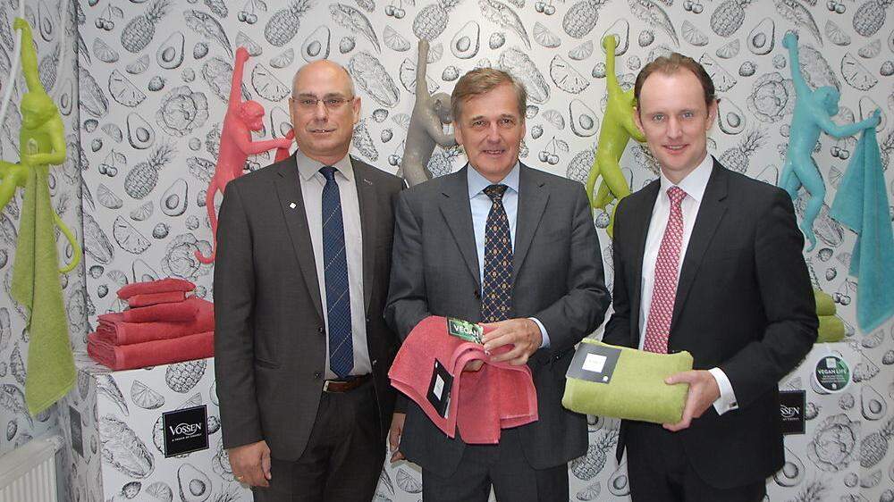 Vossen-Geschäftsführer Werner Blohmann (l.) und Paul Mohr (r.) mit Friedrich Weninger, Aufsichtsratsvorsitzender der Linz Textil AG
