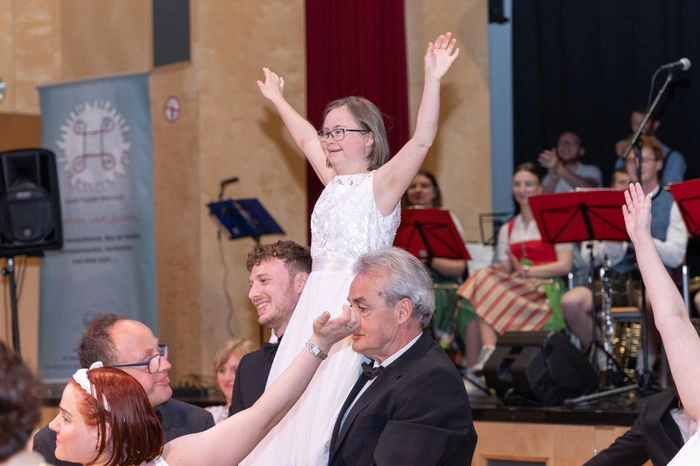 Zum bereits sechsten Mal wurde der "Ball der Vielfalt" gefeiert. Mit Klezmer- und Panflötenmusik und sogar mit einer Bauchtanzeinlage. Für die Eröffnung zeichnete die Tanzschule Conny &amp; Dado verantwortlich.